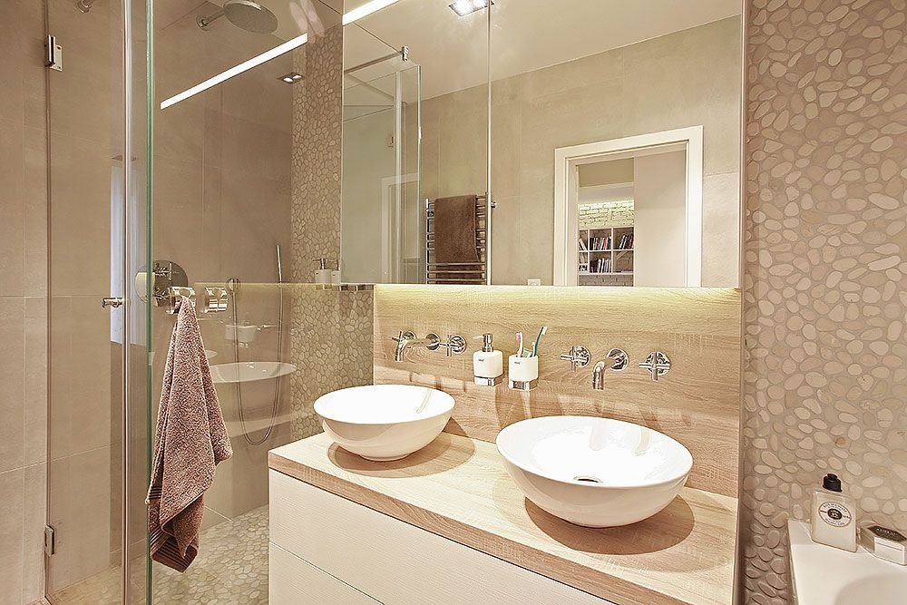 Hanin splnený sen – pohodlná relaxačná kúpeľňa s vaňou, sprchovacím kútom a dvoma umývadlami. Jemná prírodná farebnosť pokračuje aj v kúpeľni, vďaka čomu tvorí s bytom harmonický celok. 