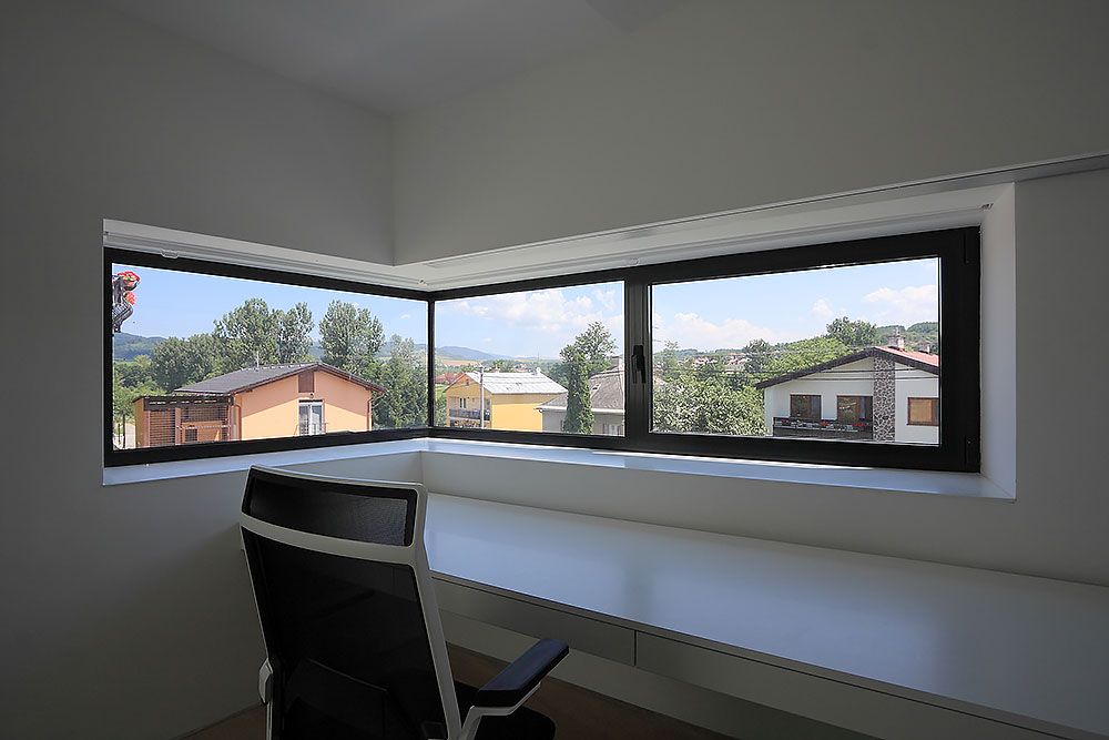 Veľké rohové okno v pracovni, využiteľnej aj ako hosťovská izba, umožňuje panoramatický výhľad na okolie.