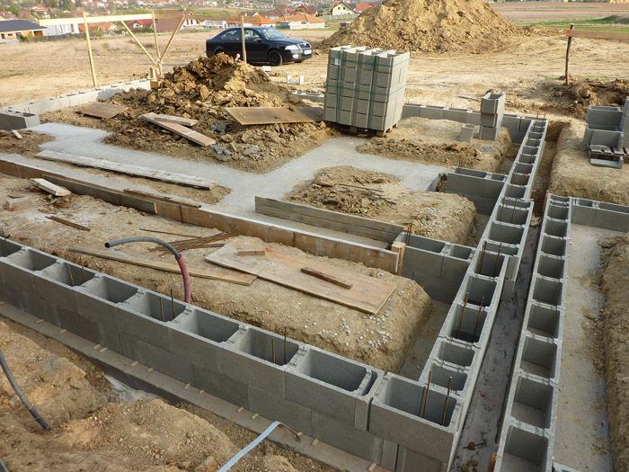 Zakladanie pomocou základových pásov je štandardný spôsob, ktorý zvládne každý stavbár.