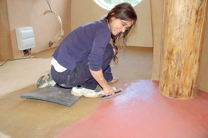 Do pôvodných domov sú určite vhodné drevené, ale napríklad aj hlinené podlahy. Ako tepelno- aj hydroizolačná vrstva sa pod ne používa penové sklo, povrch sa dá ekologickými metódami farebne upraviť. Napustenie ľanovou fermežou a olejovými voskami nakoniec zvýši odolnosť podlahy.
