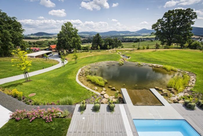 Bazén je zakončený konzolou zo železobetónu, z ktorej padá voda do jazierka ako z prírodného vodopádu.