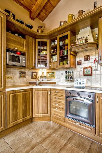 Kuchynská linka je farebne zladená s veľkoformátovou dlažbou, farebným náterom omietky a dreveným stropom.